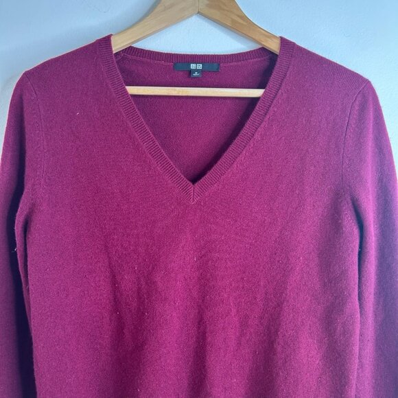 Uniqlo Cashmerw Sweater Mens M Burgundy V Neck Knit Pullover Classic Preppy - Picture 2 of 6